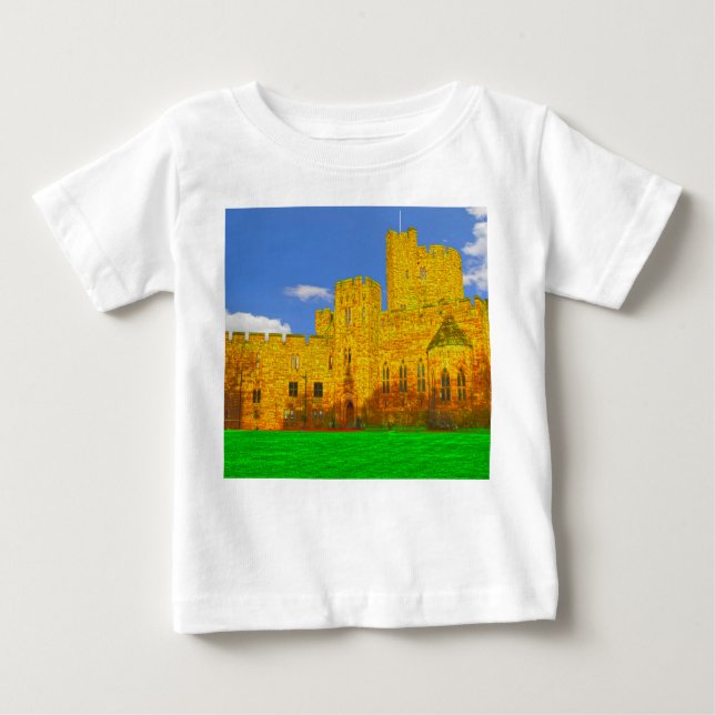 Peckforton Castle in Tarporley, Cheshire T Shirt (Framsida)