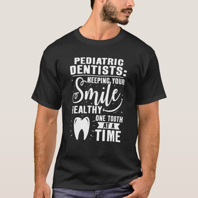 Pediatric Dentists Keeping Your Smile Healthy T Shirt (Framsida)