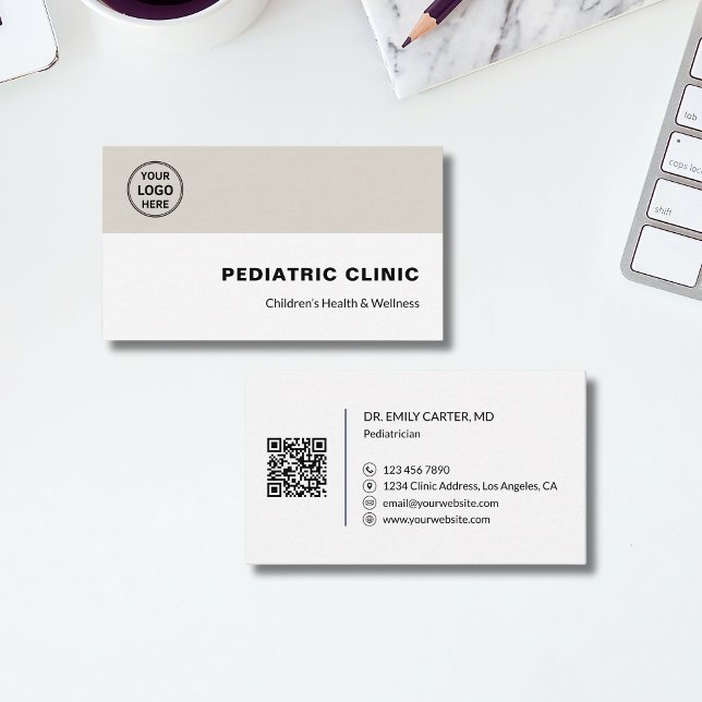 Pediatrisk klinik anpassad logotyp QR  Visitkort (Pediatrician Pediatric Clinic Custom Logo QR Business Card)