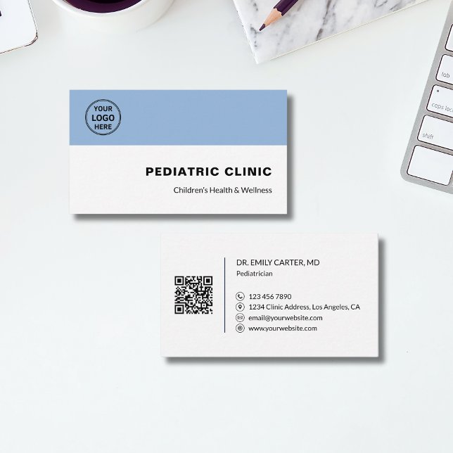 Pediatrisk klinik läkarlogo QR  Visitkort (Pediatrician Pediatric Clinic Doctor Logo QR Business Card)