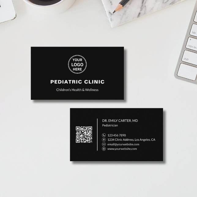 Pediatrisk klinik logotyp QR svart Visitkort (Pediatrician Pediatric Clinic Logo QR Black Business Card)