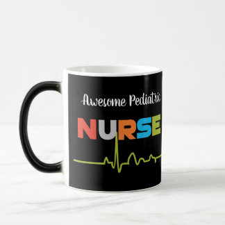Pediatriska Nurse Fantastisk Roligt Brev på Svarta Magisk Mugg