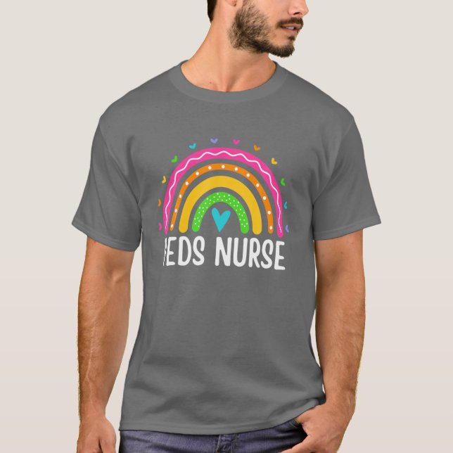 Pediatriska sjuksköterskor som ammar Rainbow RN PE T Shirt (Framsida)