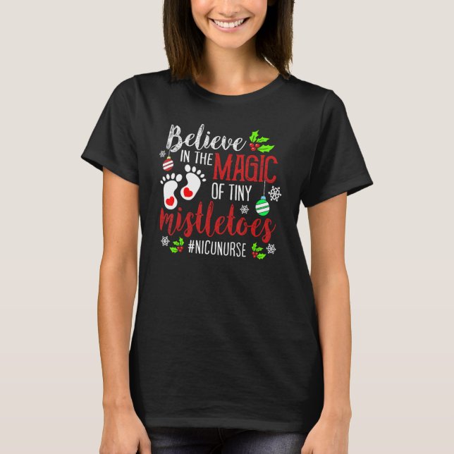 PEDS NICU Nurse Believin Magic of Tiny Mistletoe C T Shirt (Framsida)