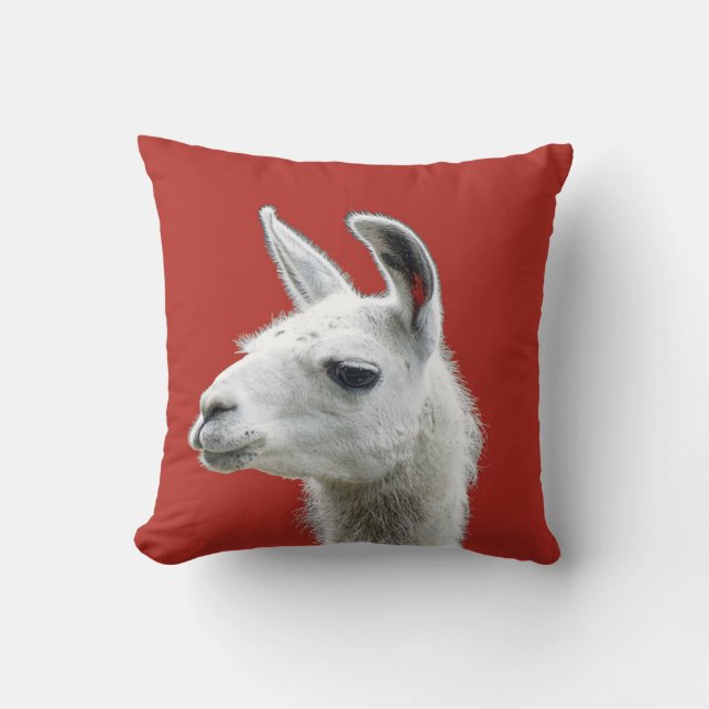 Peeking Llama Porträtt on a Deep Red Kudde (Framsida)