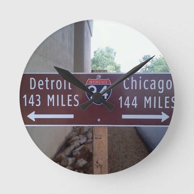 Peka halvvägs, Detroit Chicago. Rund Klocka (Framsida)