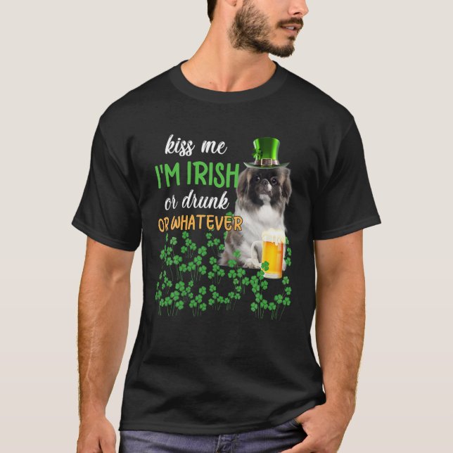 Pekingese Kiss Me jag är irländsk eller drunk elle T Shirt (Framsida)