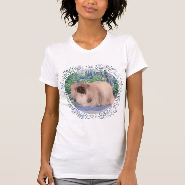 Pekingeserhund i blomsterträdgård tee (Framsida)