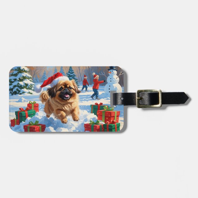 Pekingeserhund springer i snö med julhatt bagagebricka (Horisontell Framsida)