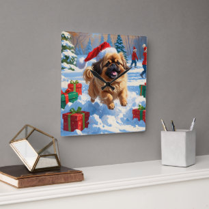 Pekingeserhund springer i snö med julhatt fyrkantig klocka