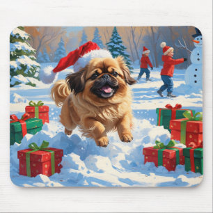 Pekingeserhund springer i snö med julhatt musmatta