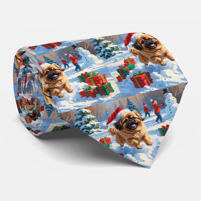 Pekingeserhund springer i snö med julhatt slips (Rullad)