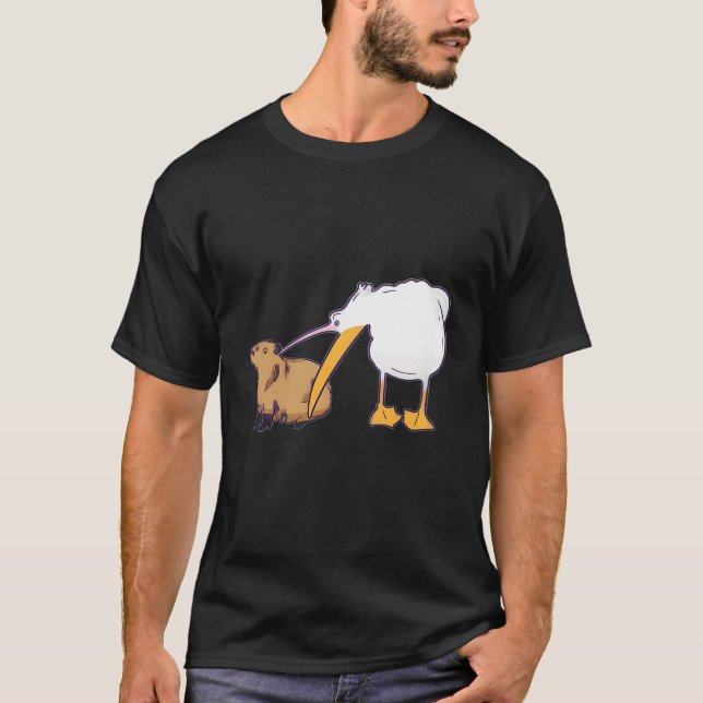 Pelican försöker äta Capybara Funny Cute Kawaii Me T Shirt (Framsida)