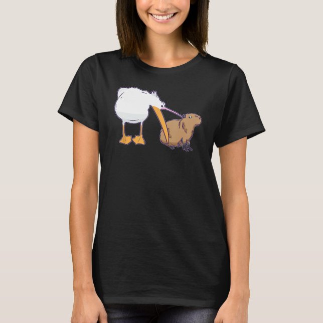 Pelican försöker äta Capybara Funny Cute Meme T Shirt (Framsida)