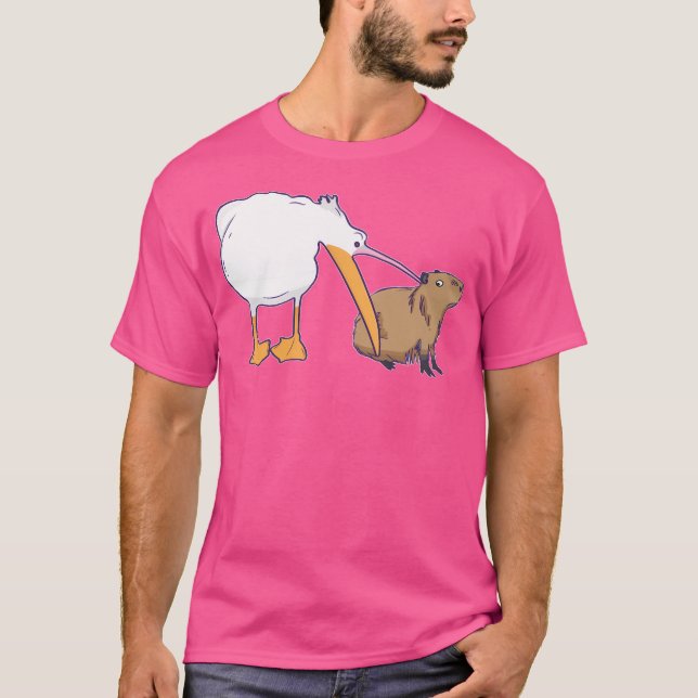 Pelican försöker äta Capybara Funny Cute Meme T Shirt (Framsida)