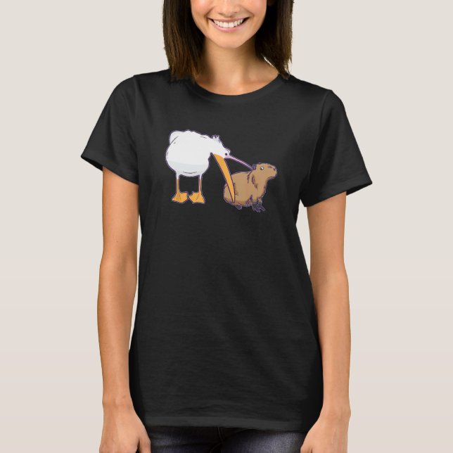 Pelican försöker äta Capybara Funny Cute Meme T Shirt (Framsida)