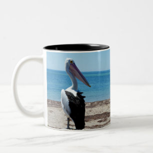 Pelican Perched on a Beach Sten, Två-Tonad Mugg