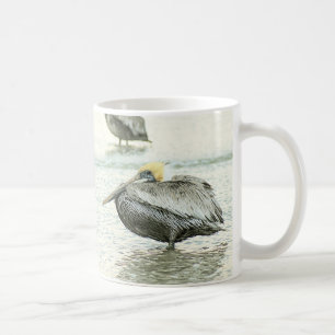 Pelican Resting på en Florida Sandy Beach Kaffemugg