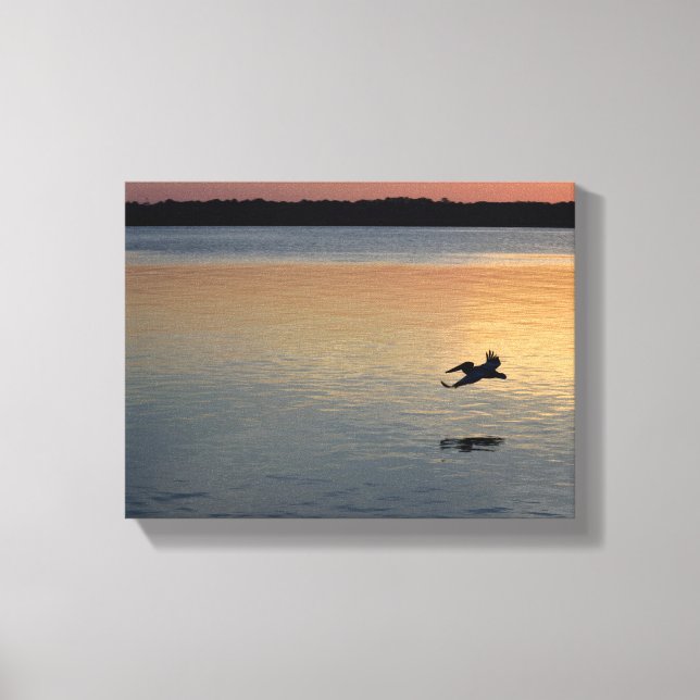 Pelican som flyger över floden vid sunset canvastryck (Framsida)