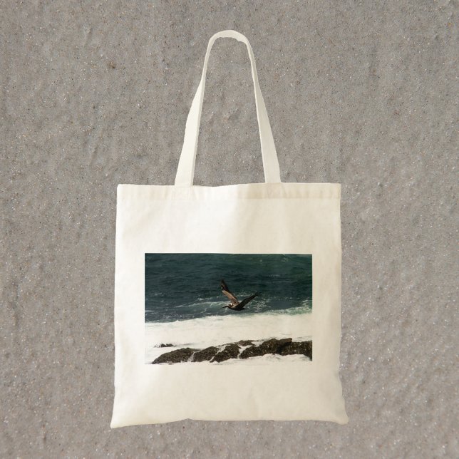 Pelican som flyger över Stillahavsområdet Foto Tygkasse (A tote bag with a photograph of a pelican flying over the Pacific Ocean)