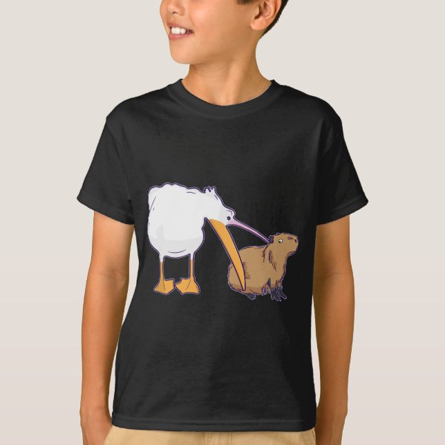 Pelican Tries to Eat Capybara Funny Cute Kawaii Me T Shirt (Framsida)
