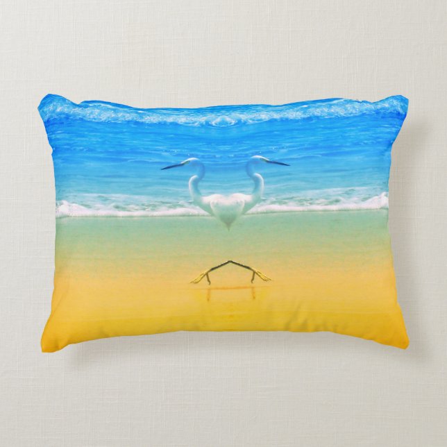 Pelicans Love On The Beach  Prydnadskudde (Framsidan)