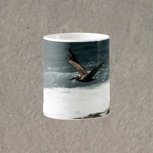 Pelikan som flyger över Sten och oceanfoto Kaffemugg