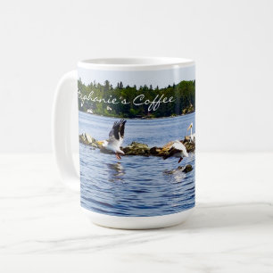 Pelikaner som tar flyg från Personligen Sjö Kaffemugg