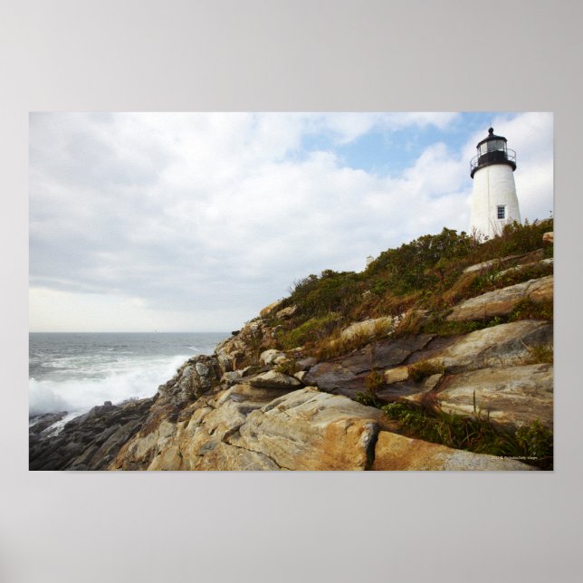 Pemaquid Point Lighthouse på en Rocky Hillside Poster (Framsidan)