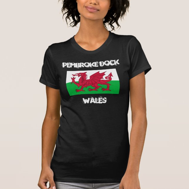 Pembroke Dock, Wales med walesisk flagga Tee Shirt (Framsida)
