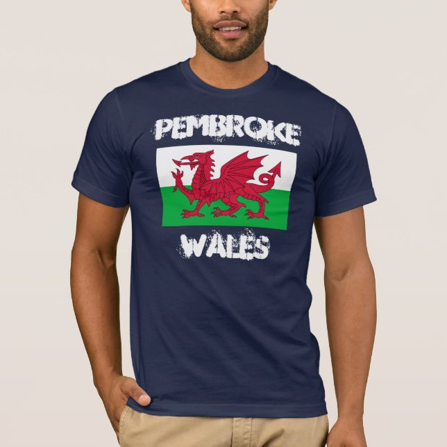 Pembroke, Wales med walesisk flagga Tee Shirt (Framsida)