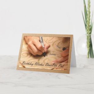 Pen Pal Birthday Card med händer som skriver Lyckl Kort