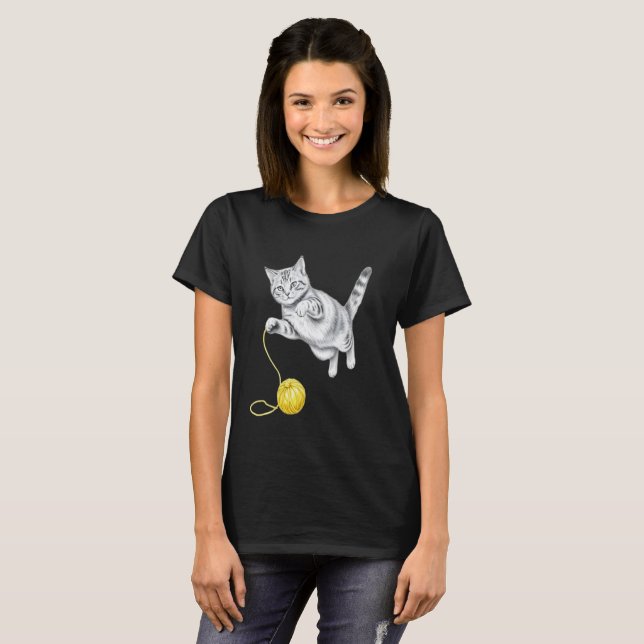  Pencil Sketch of a Tabby Cat at Play T Shirt (Hel framsida)