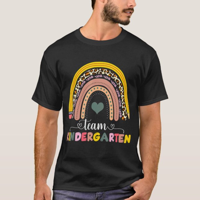 Pencillamet Kindergarten Leopard Rainbow tillbaka  T Shirt (Framsida)