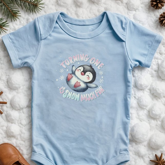 Penguin 1:a födelsedag Snö Mycket Roligt Cute Wint T Shirt (Penguin 1st birthday party outfit Winter wonderland cute animals snow much fun theme one piece)