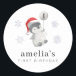Penguin Balloon 1:a födelsedagen Runt Klistermärke<br><div class="desc">En söt vattenfärgspenguin som håller en ballong,  perfekt för vintern 1:a födelsedagen Party! Du kan ändra numret i ballongen och all text i den här designen.</div>