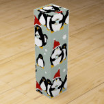 Penguin Nightcap Presentask För Vinflaska<br><div class="desc">Penguins i tomten försöker smyga in en natthätta,  men barnen vill också ha lite. Bakgrunden är stripi som pyjamas med nattstjärnor. Anpassa om du vill.</div>