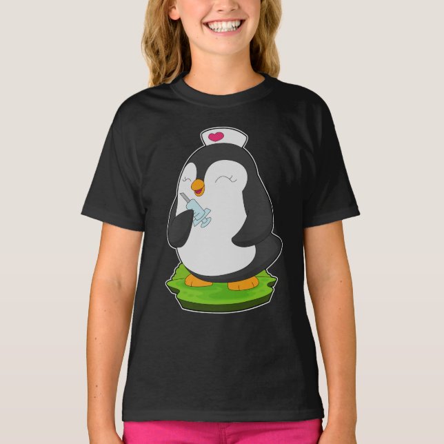 Penguin Nurse Syringe T Shirt (Framsida)