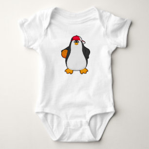 Penguin som basketspelare med Basketball boll T Shirt