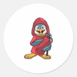 Penguin som brandman med brandsläckare runt klistermärke