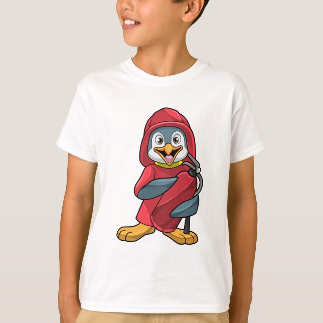 Penguin som brandman med brandsläckare t shirt (Framsida)