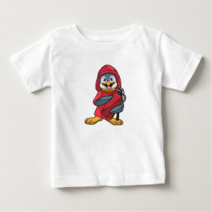 Penguin som brandman med brandsläckare t shirt
