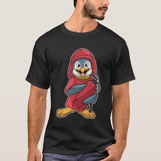 Penguin som brandman med brandsläckare t shirt (Framsida)