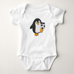 Penguin som fotbollsspelare med fotboll t shirt