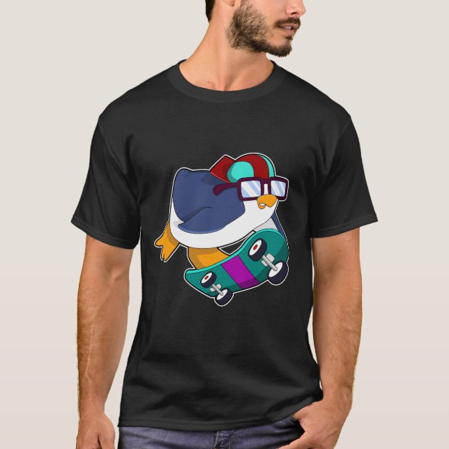 Penguin som Skater med Skateboard T Shirt (Framsida)