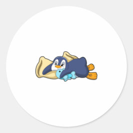 Penguin vid sömnad med Pillow Runt Klistermärke