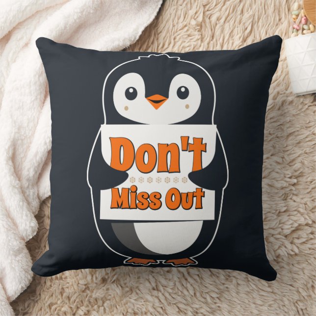 Penguin with Don't Miss Out Sign Kudde (Filt)