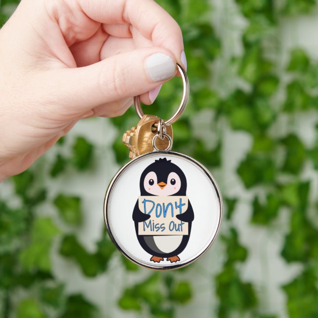 Penguin with Motivational Sign - Don't Miss Out Rund Silverfärgad Nyckelring (Hand)