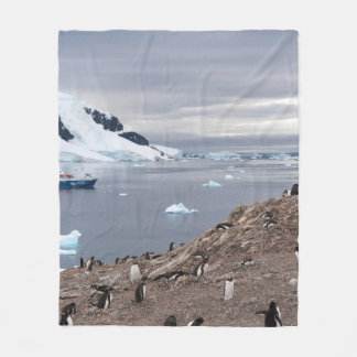 PENGUINER BESIDE SEA FLEECEFILT