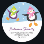 Penguiner i Adress-påskarna vid jul i Snö Runt Klistermärke<br><div class="desc">Lägg omedelbart till en personlig festiv beröring med adress-klistermärken. Konstruktionen har 2 lycklig penguiner med halsdukar och hattar i snö. Använda på baksidan av kuvert eller paket under Julhelgen. Kan också användas som personuppgiftsindikatorer som kan användas på bokar,  anteckningsblock,  personliga mappar med mera. Spara när du köper i bulk.</div>